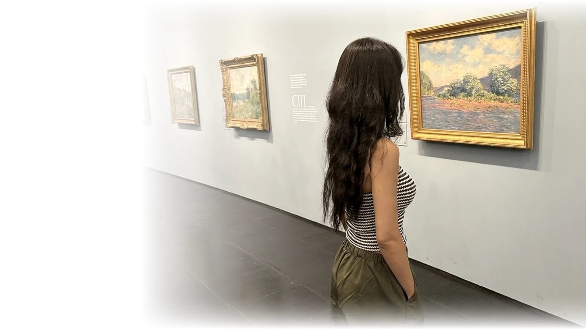 Fundadora da Criativa de Marca em uma galeria de arte