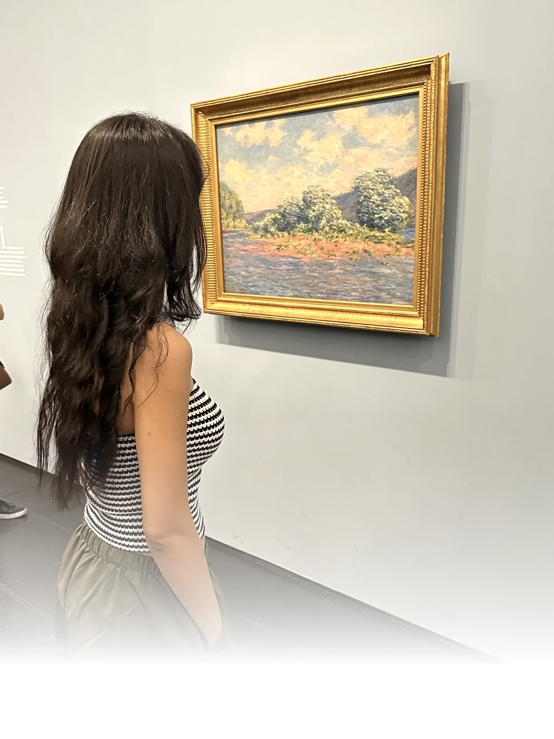 Fundadora da Criativa de Marca em uma galeria de arte